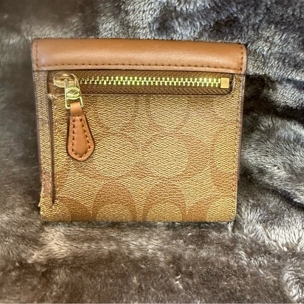 LV / COACH BUNDLE! SEE PHOTOS! - Picture 10 of 16